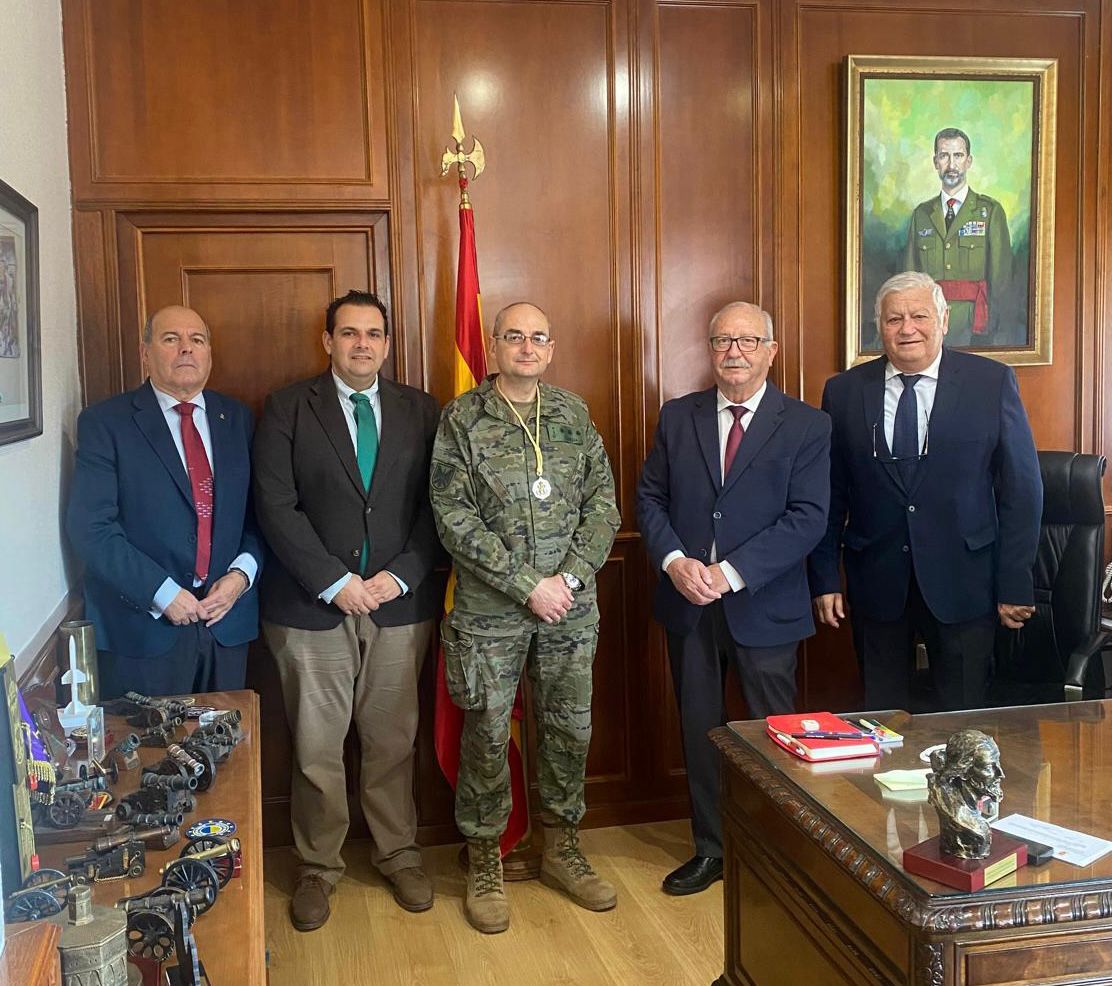 Visita al nuevo jefe del Regimiento de Artillería Antiaérea 73
