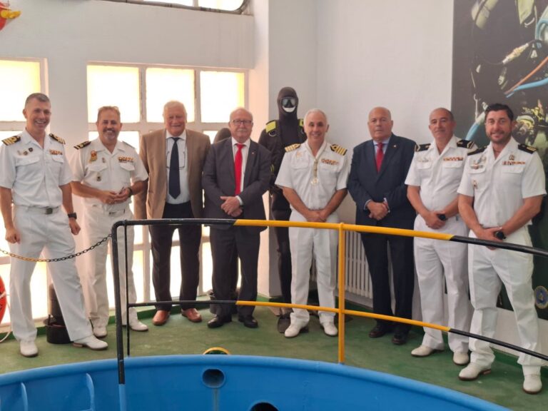 Visita Centro de Buceo de la Armada