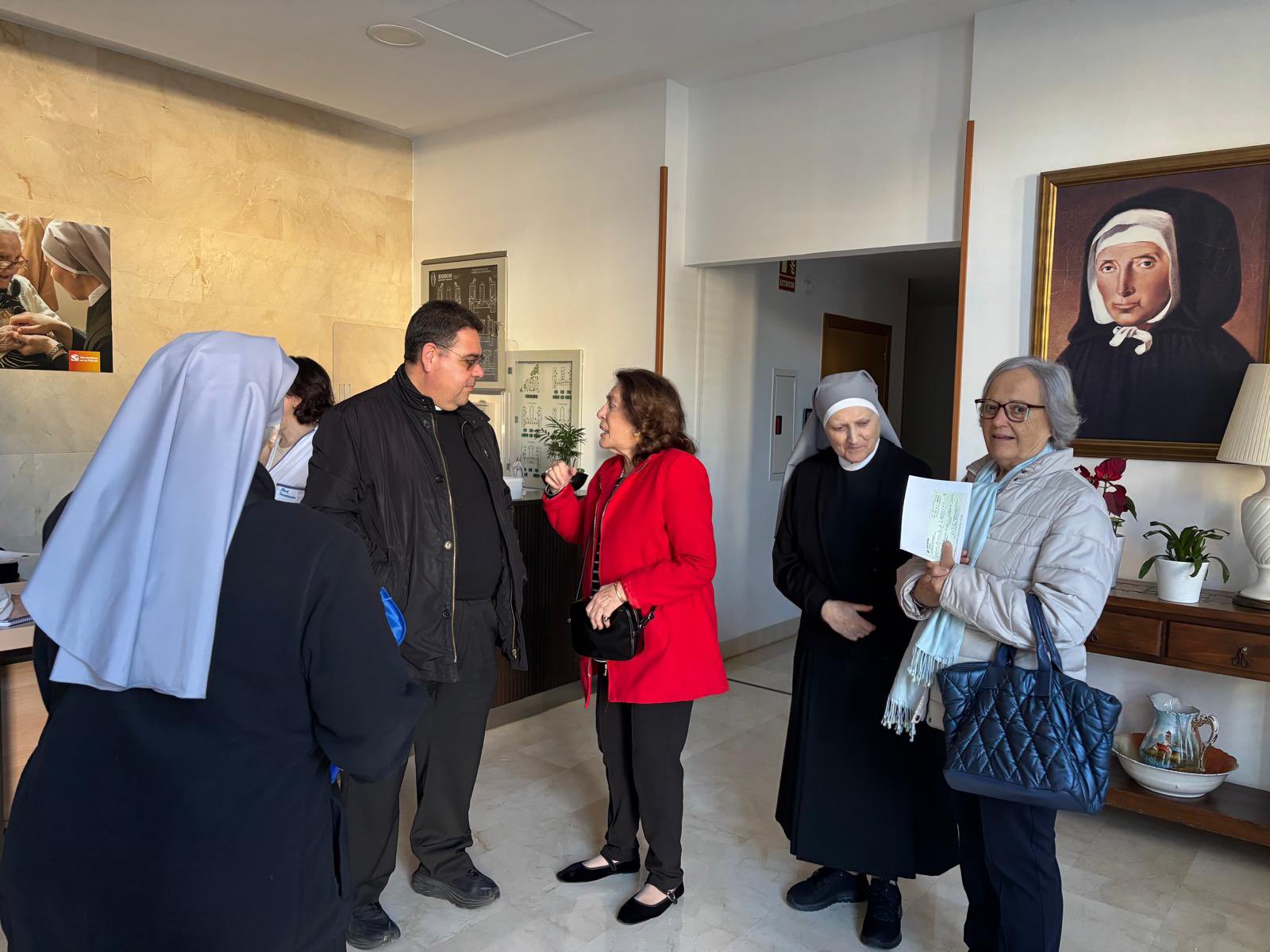 Entrega donativo al Asilo de Ancianos de las Hermanitas de los Pobres